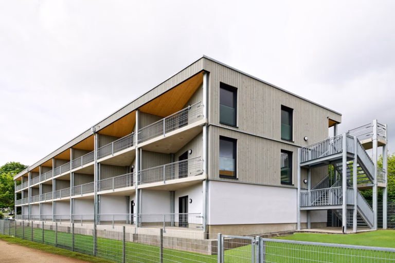Holzfassade in Aachen – inklusives Wohngebäude mit vertikaler Holzschalung