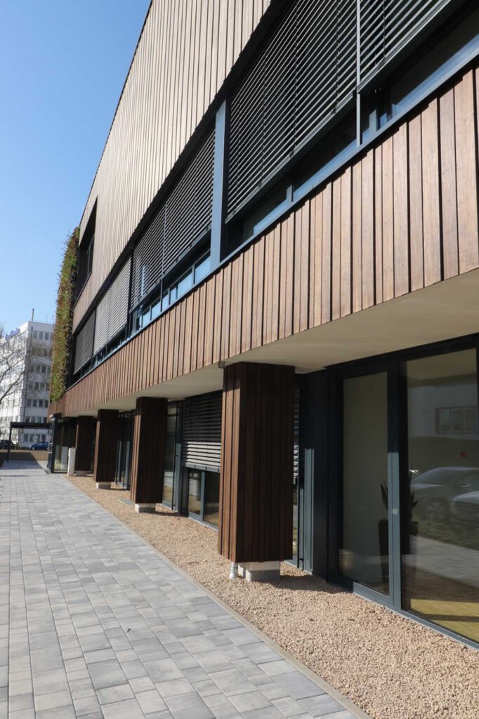 Serielle Fassadensanierung in Bonn – Bürogebäude mit Bambusfassade, DGNB Gold
