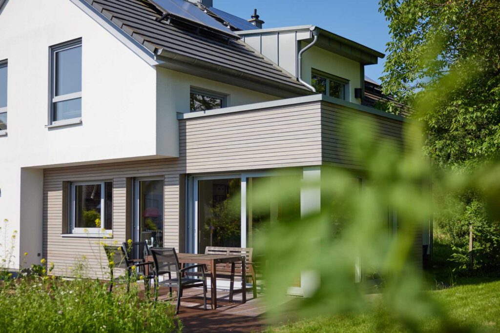 Rhombusfassade in Sankt Augustin – Wohnhausanbau mit vorvergrauter Tiroler Lärche