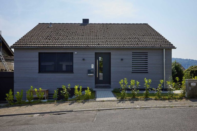 Lärchenfassade an einem Holzfertighaus – Sanierung mit vorvergrauter Tiroler Lärche