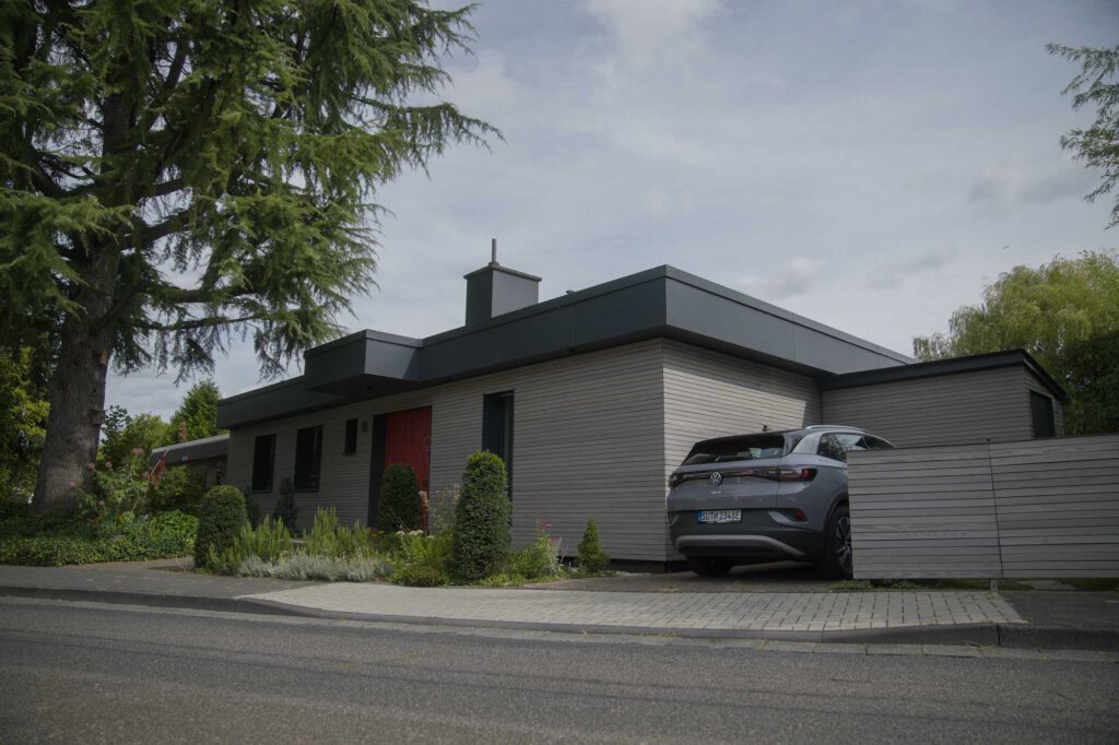 Holzfassade in Sankt Augustin – Rhombusfassade aus Tiroler Lärche an einem Einfamilienhaus