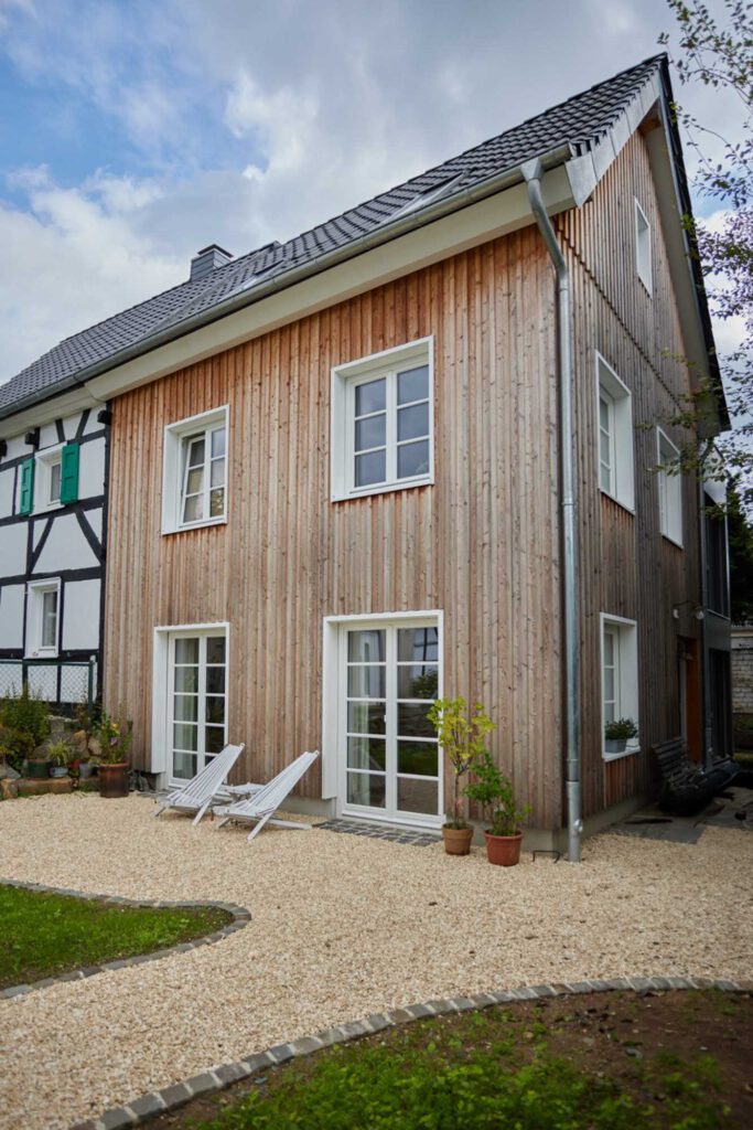Lärchenfassade in Leverkusen – Neubauanbau mit sibirischer Lärche