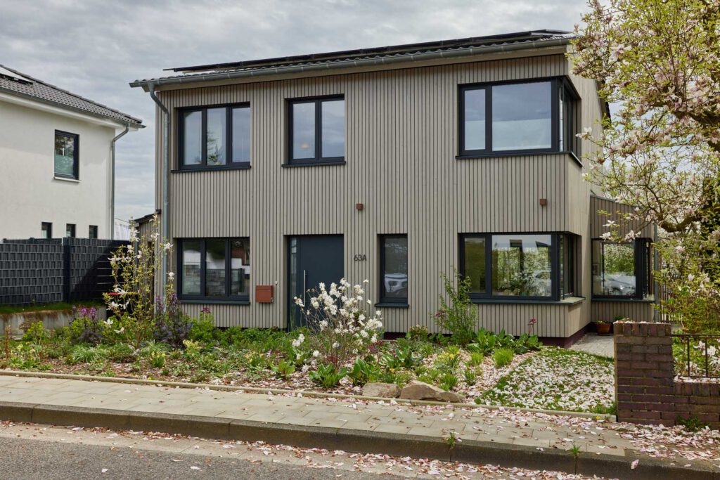 Lärchenfassade in Remscheid – Neubau mit sibirischer Lärche