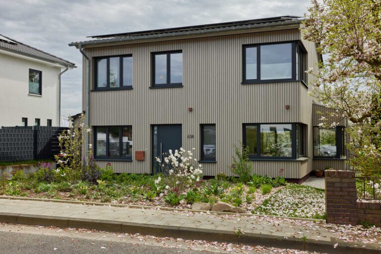 Lärchenfassade in Remscheid – Neubau mit sibirischer Lärche
